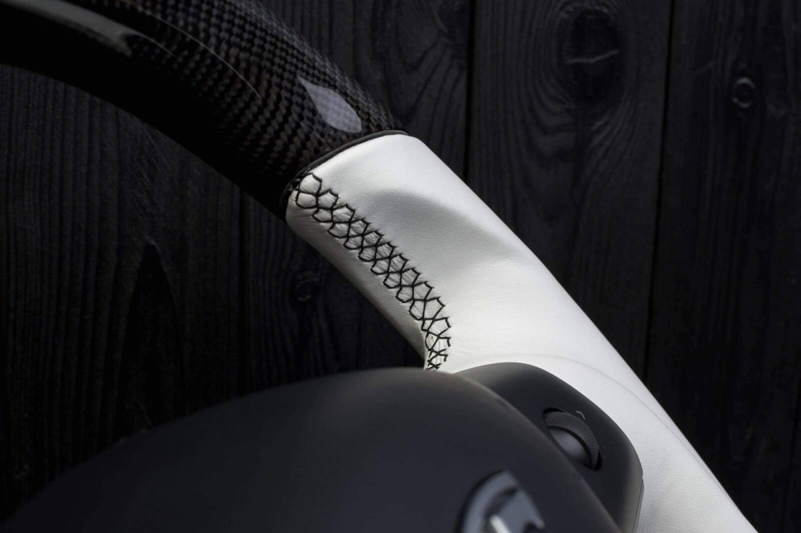 Steering wheel Tesla Model 3/Y Carbon fiber/Napa/White stripe - Image 11