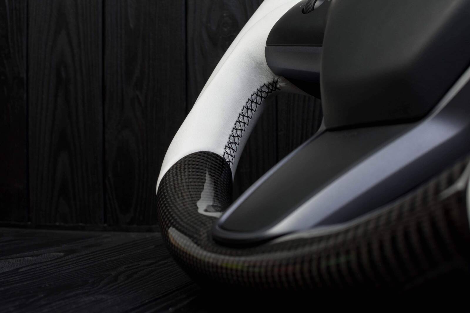Steering wheel Tesla Model 3/Y Carbon fiber/Napa/White stripe - Image 10