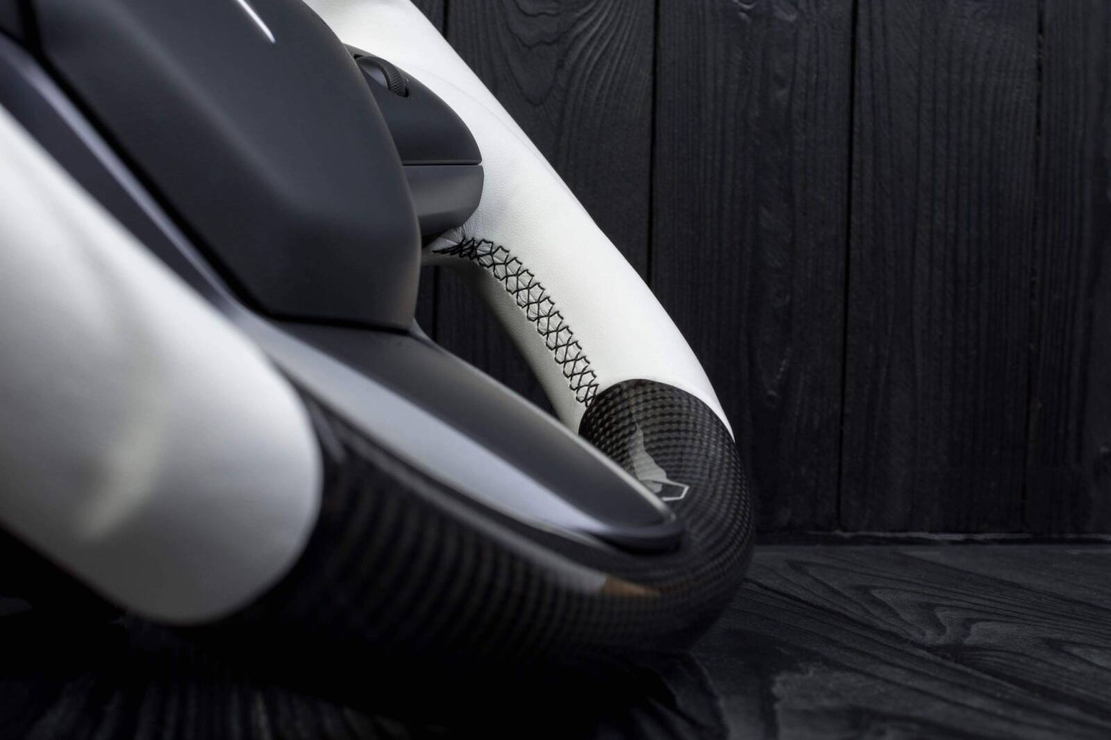 Steering wheel Tesla Model 3/Y Carbon fiber/Napa/White stripe - Image 9