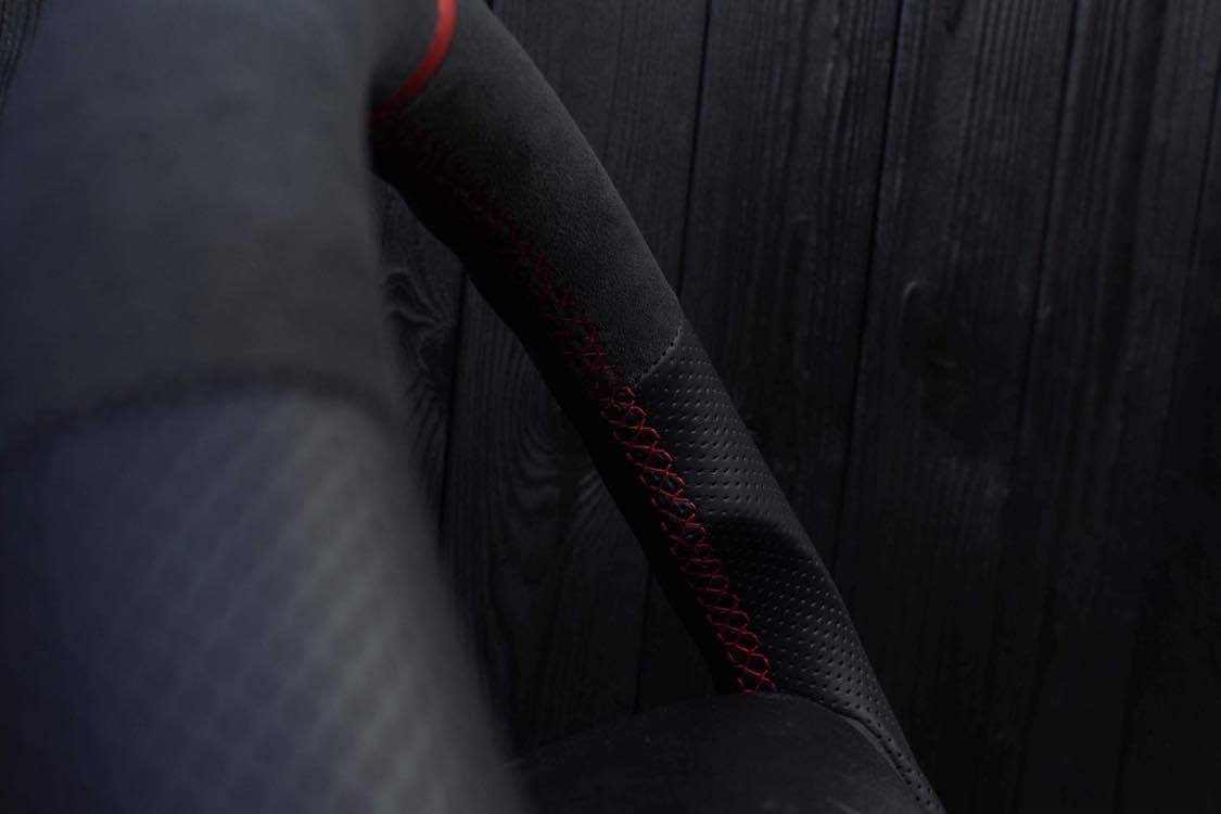 Steering wheel Pontiac GTO Perforated leather/Alcantara/Red stripe - Image 7