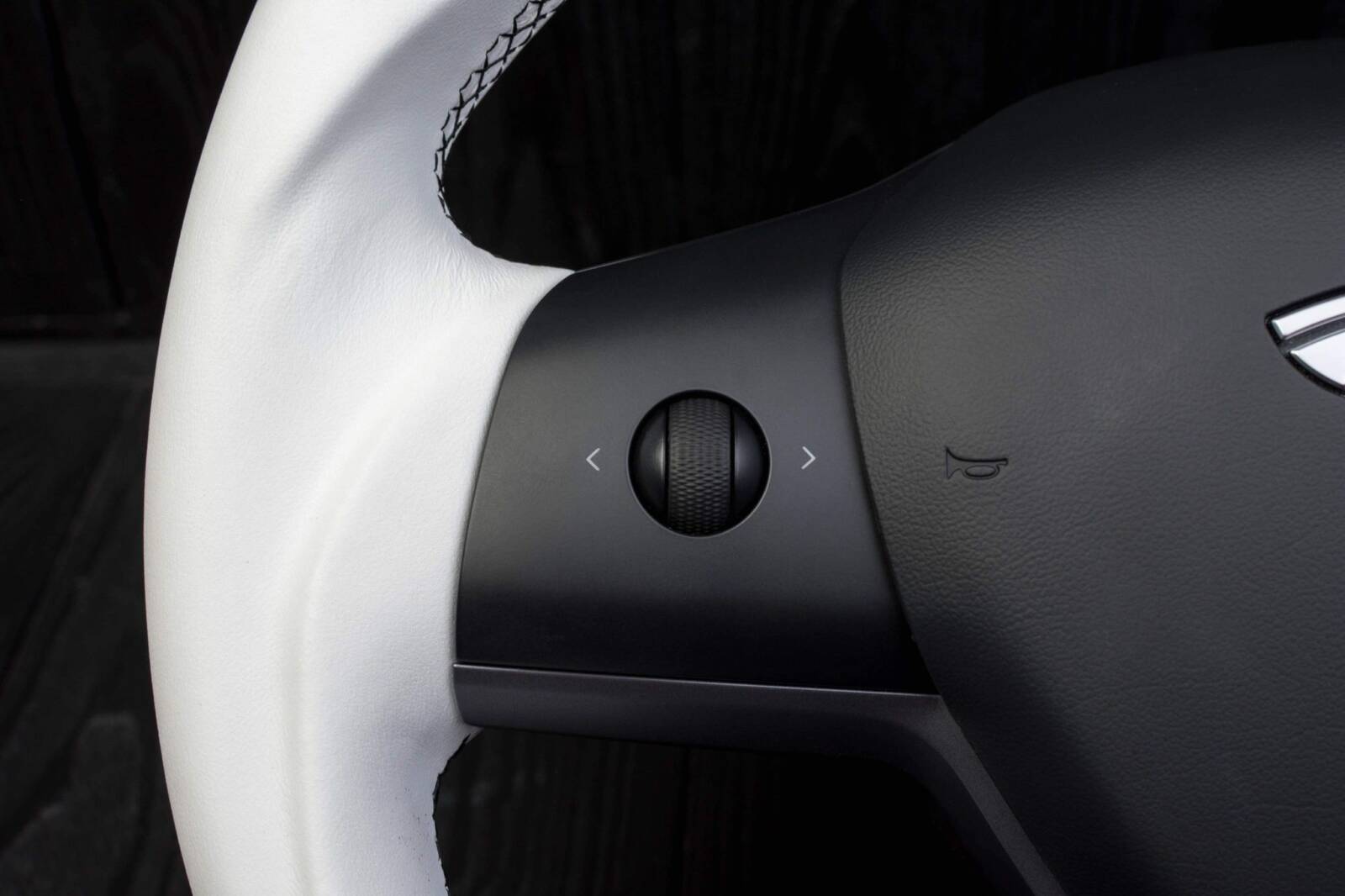 Steering wheel Tesla Model 3/Y Carbon fiber/Napa/White stripe - Image 8