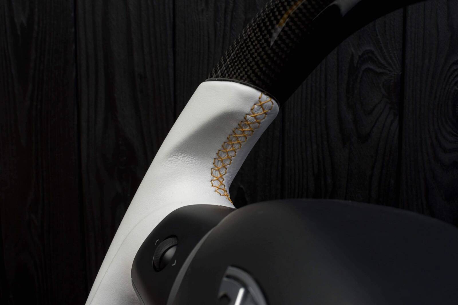 Steering wheel Tesla Model 3/Y Carbon fiber/Napa/Gold stripe - Image 7