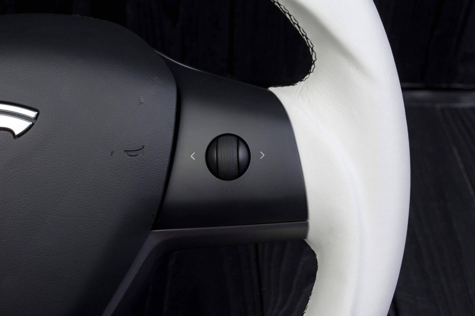 Steering wheel Tesla Model 3/Y Carbon fiber/Napa/White stripe - Image 7