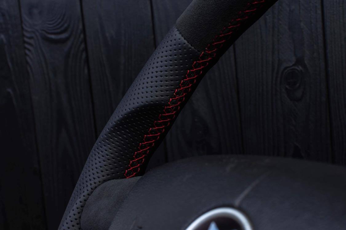 Steering wheel Pontiac GTO Perforated leather/Alcantara/Red stripe - Image 6