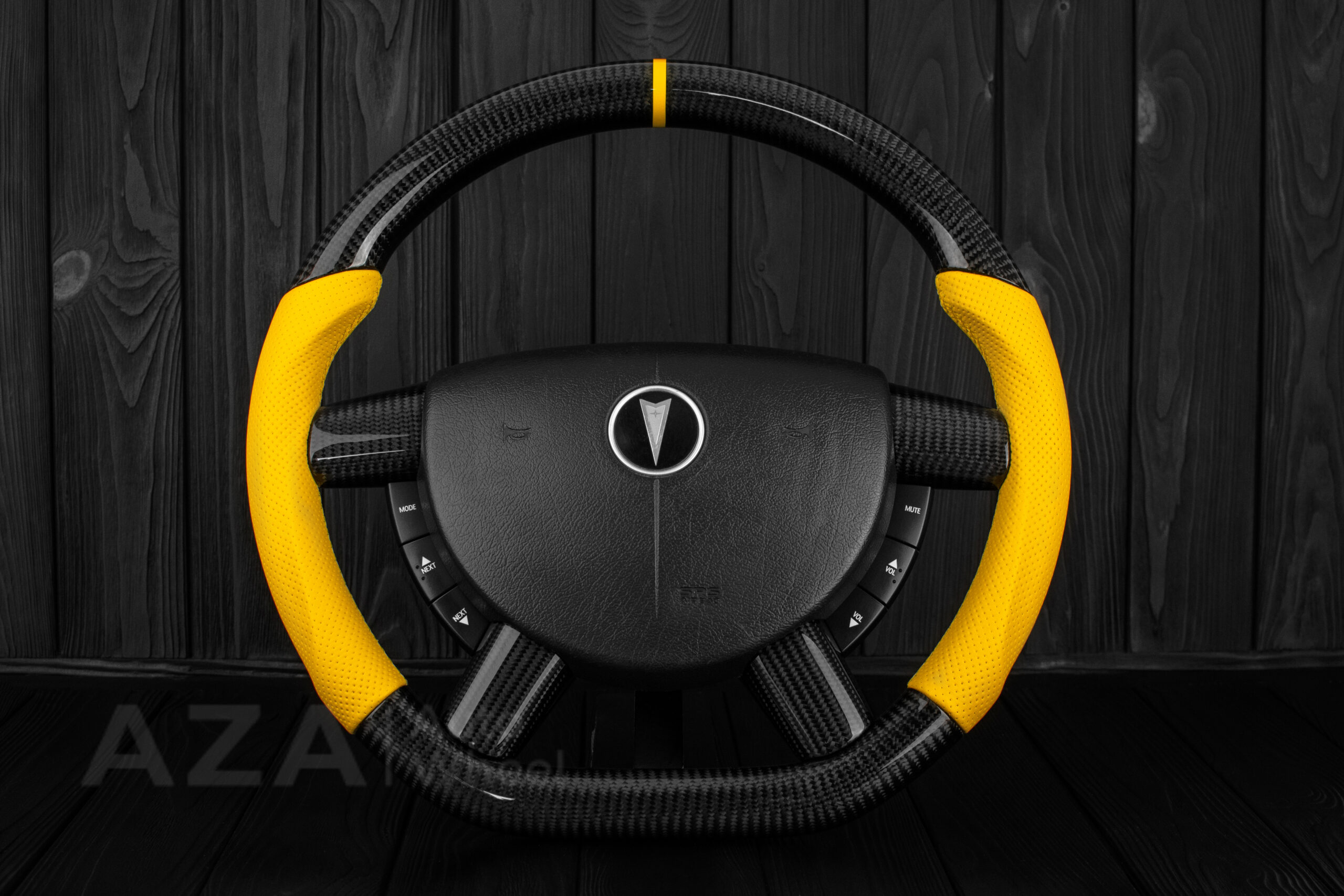 Steering wheel Pontiac GTO (2004 -2006) Carbon fiber/Perforated leather/Yellow stripe