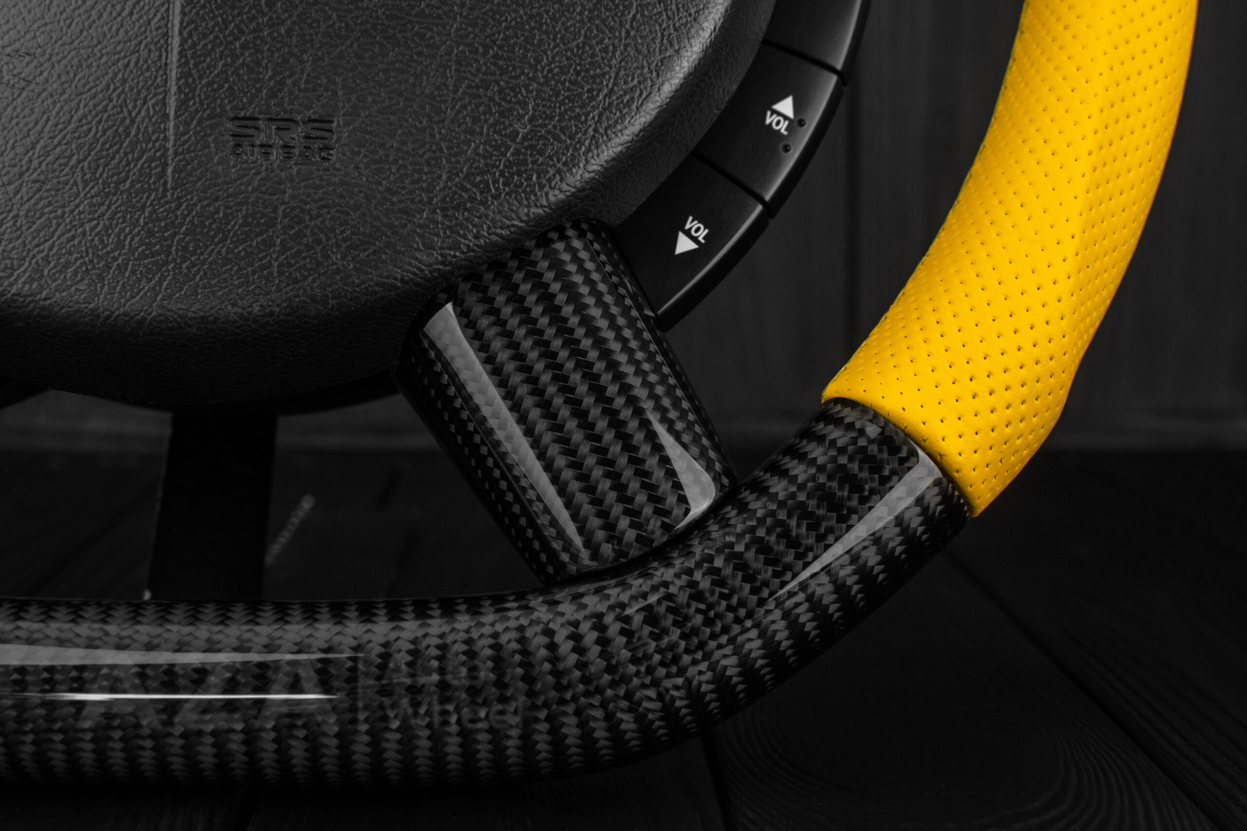 Steering wheel Pontiac GTO (2004 -2006) Carbon fiber/Perforated leather/Yellow stripe - Image 17
