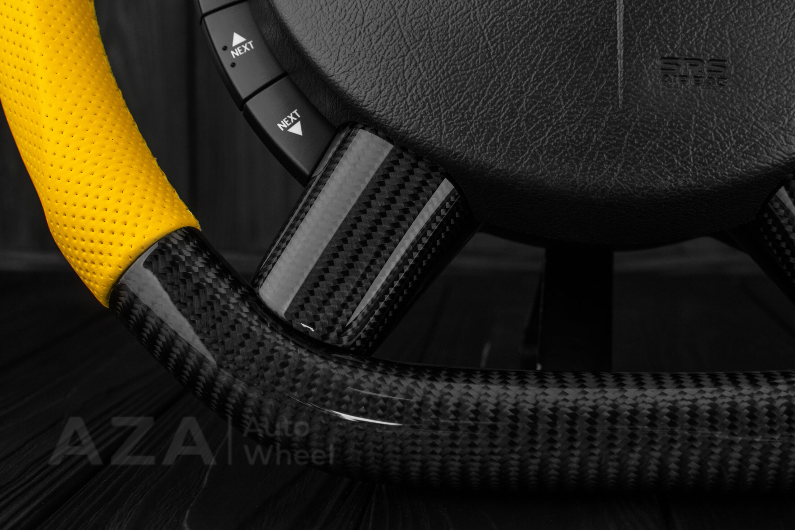 Steering wheel Pontiac GTO (2004 -2006) Carbon fiber/Perforated leather/Yellow stripe - Image 11