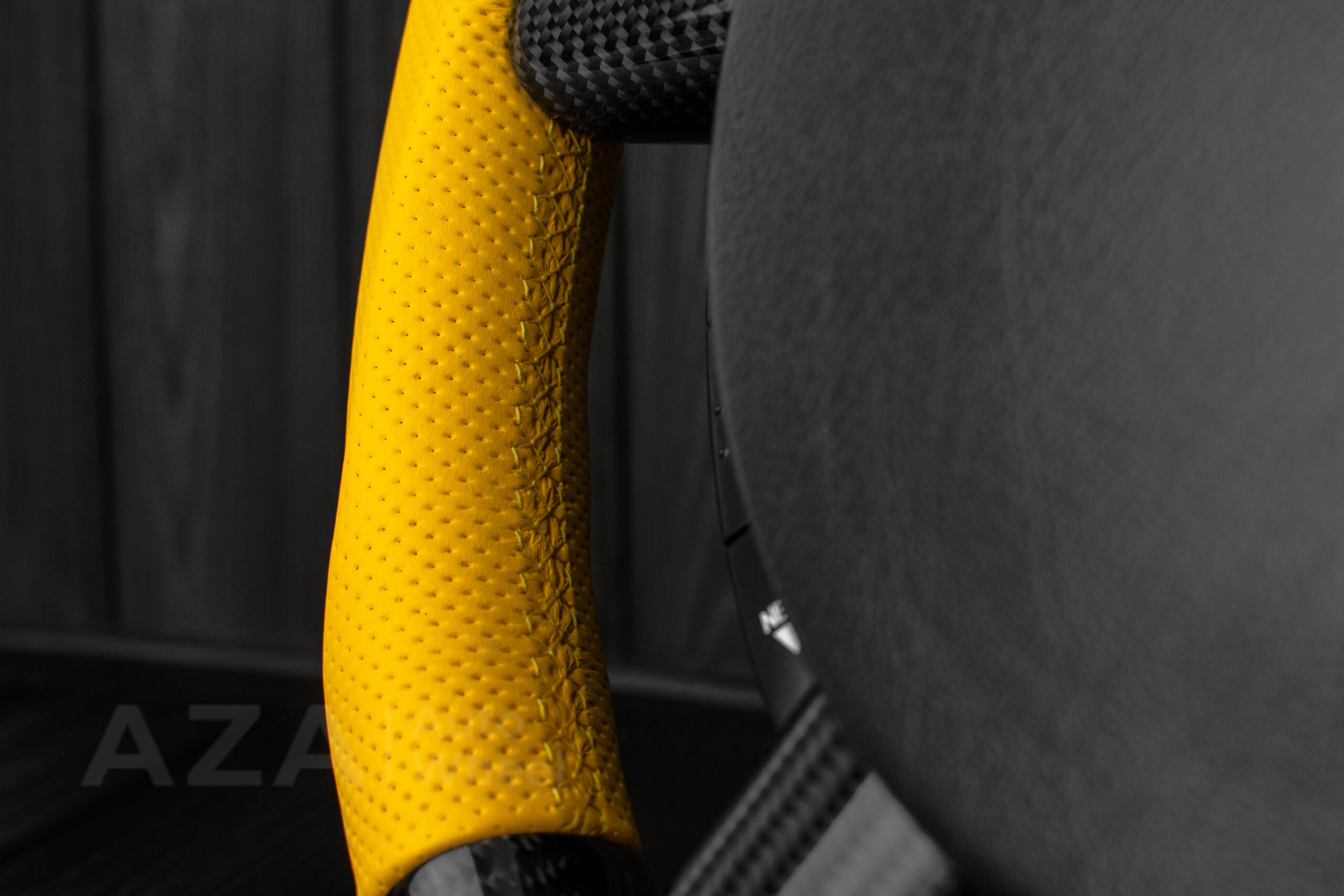 Steering wheel Pontiac GTO (2004 -2006) Carbon fiber/Perforated leather/Yellow stripe - Image 13