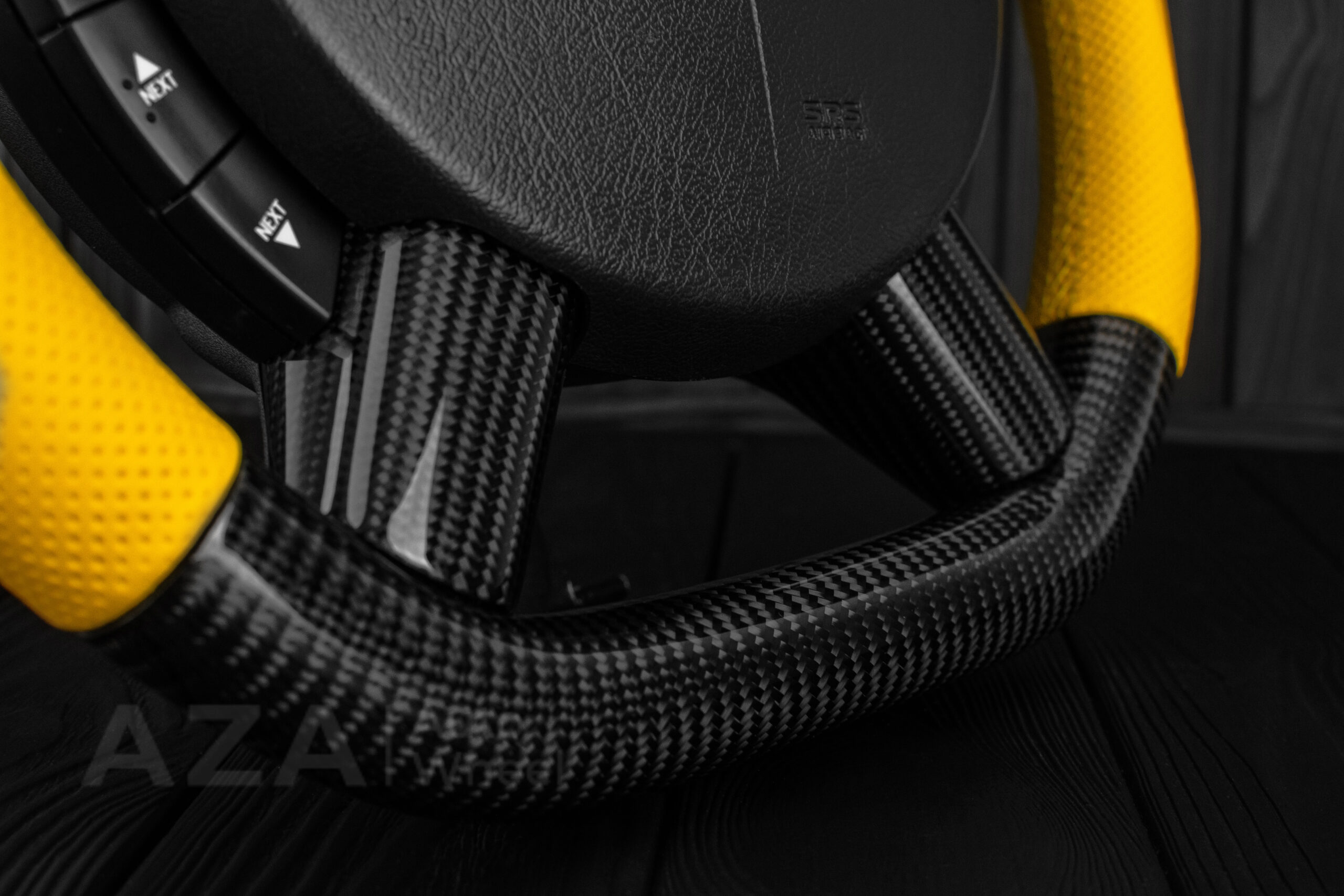 Steering wheel Pontiac GTO (2004 -2006) Carbon fiber/Perforated leather/Yellow stripe - Image 10