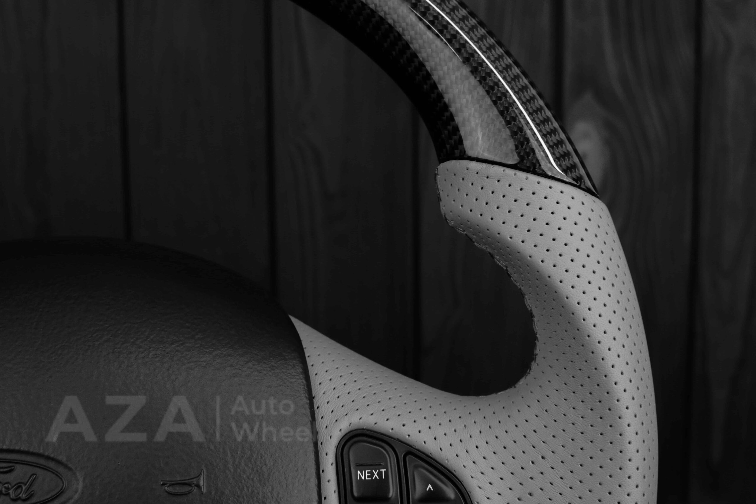Steering wheel Ford Excursion F250/F350 Carbon Fiber/Perforated leather/Silver stripe - Image 7