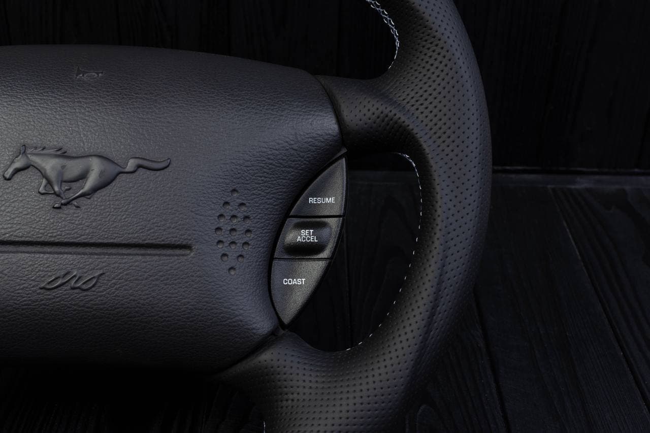 Steering wheel Ford Mustang GT Cobra Napa/Perforated leather/White stripe - Image 14