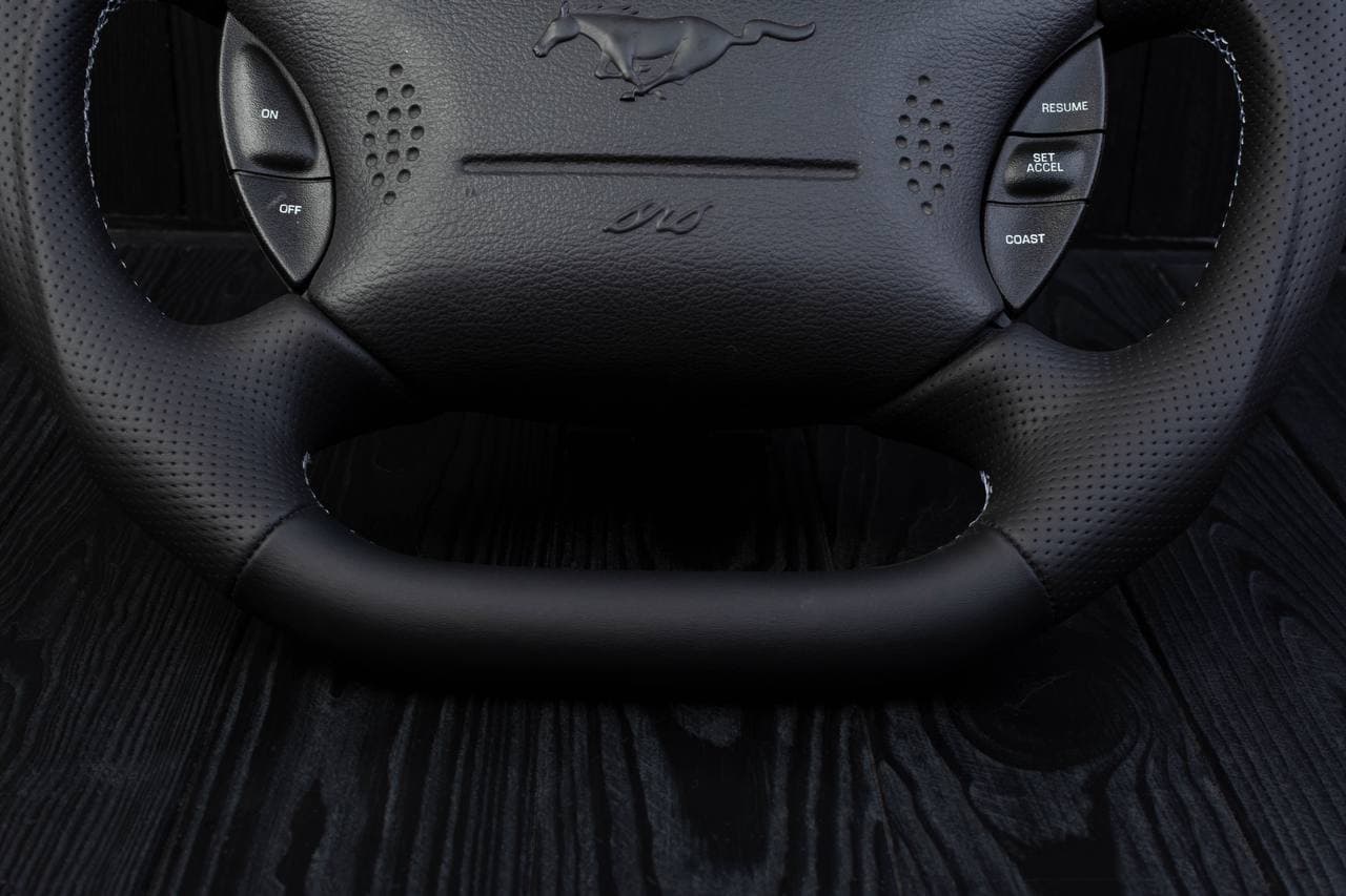 Steering wheel Ford Mustang GT Cobra Napa/Perforated leather/White stripe - Image 13