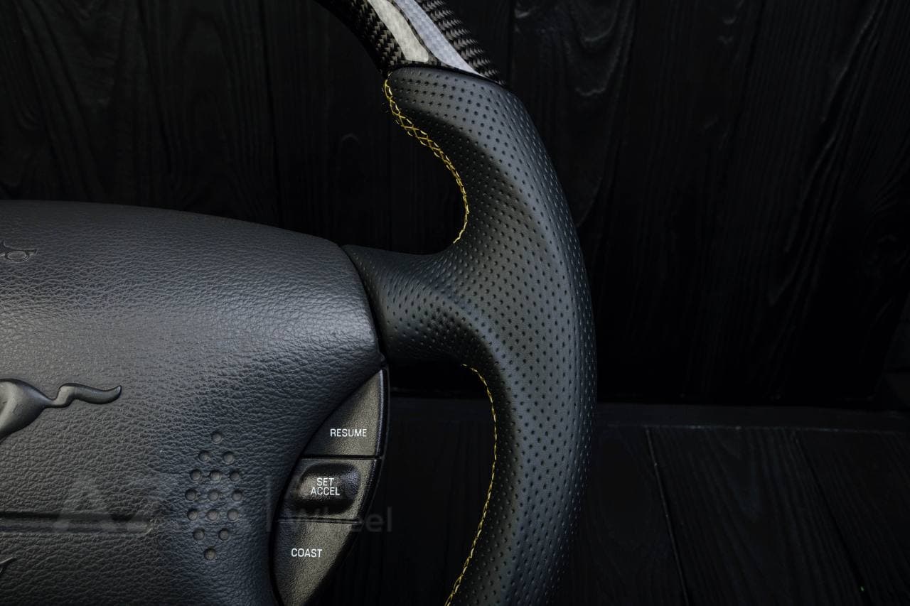 Steering wheel Ford Mustang GT Cobra Carbon fiber/Perforated leather/Yellow stripe - Image 10
